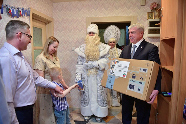 Чаллы хакиме Наил Мәһдиев инвалид балага бүләкләр тапшырды