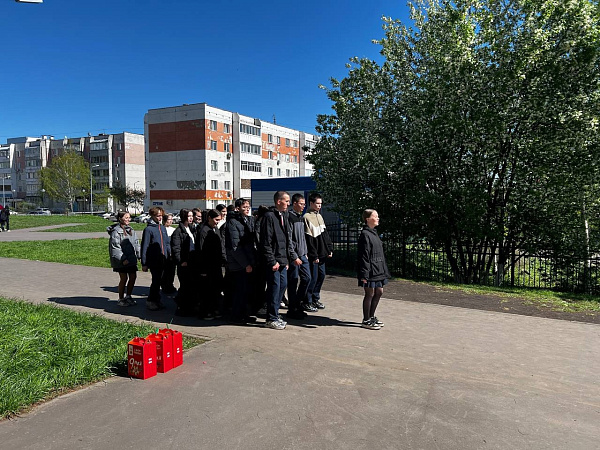 Школьники промаршировали под окнами ветеранов Великой Отечественной войны