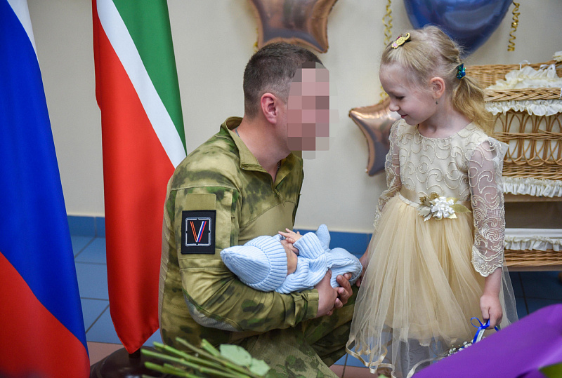 Фарид Салахов поздравил военнослужащего с рождением сына