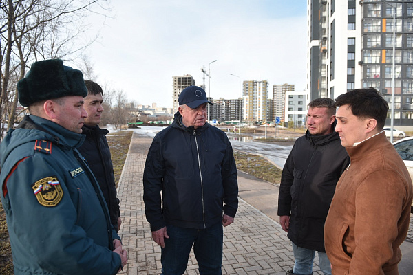 Наиль Магдеев проверил ход аварийных работ у реки Челна