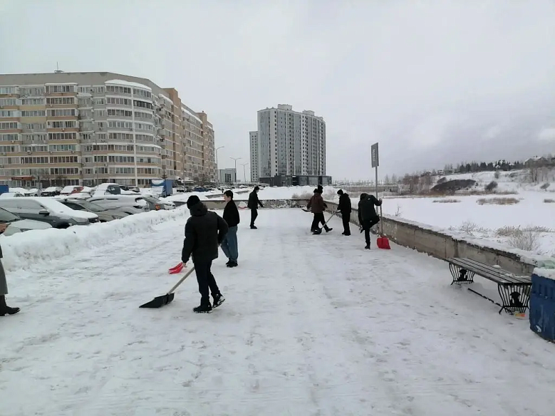 «Снежный десант» трудится на общественных пространствах города