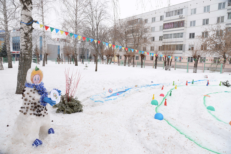 В Челнах появился снежный городок «Эколят»