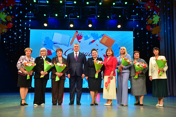 Чаллыда педагогларга бүләкләр тапшырдылар