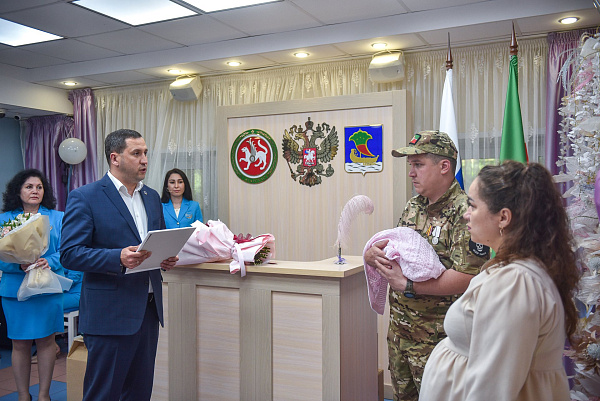 Фарид Салахов поздравил бойца с рождением дочки