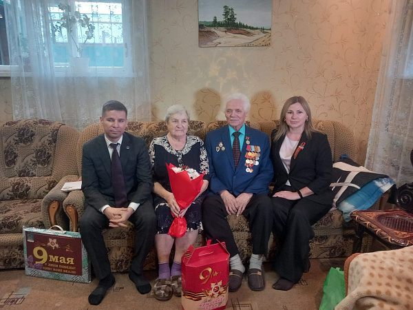 Поздравить ветерана: вручить подарки приехало руководство города