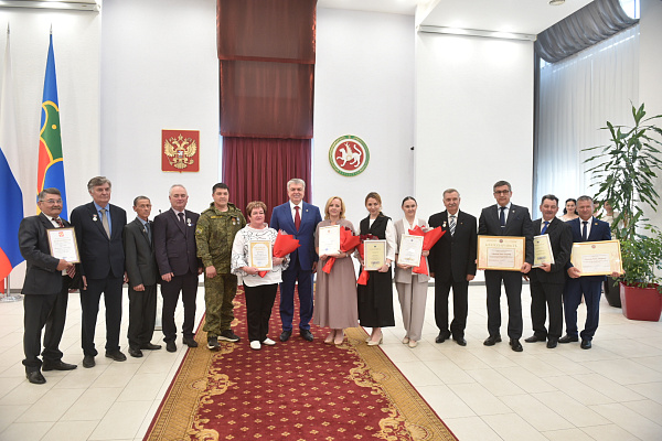 Чаллы хакиме Наил Мәһдиев дәүләт бүләкләре тапшырды