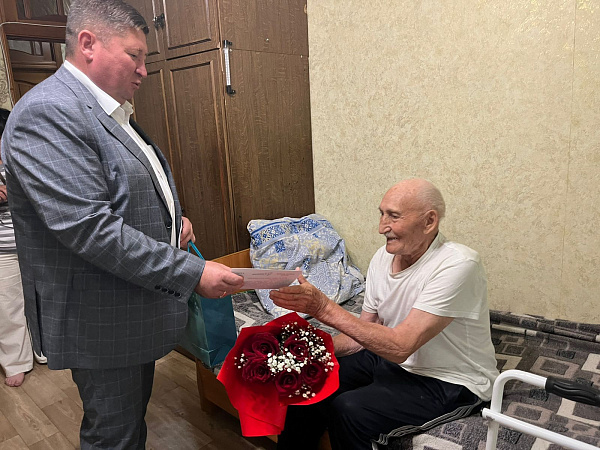 Глава Автозаводского района Айрат Хуснуллин навестил ветерана-юбиляра