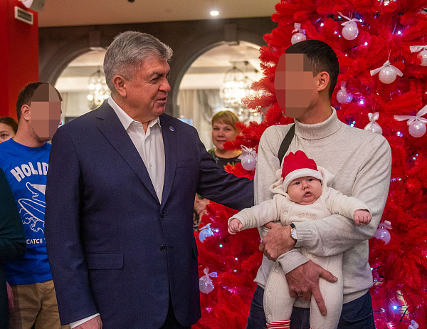 Наиль Магдеев поздравил детей военнослужащих на "Елке мэра"