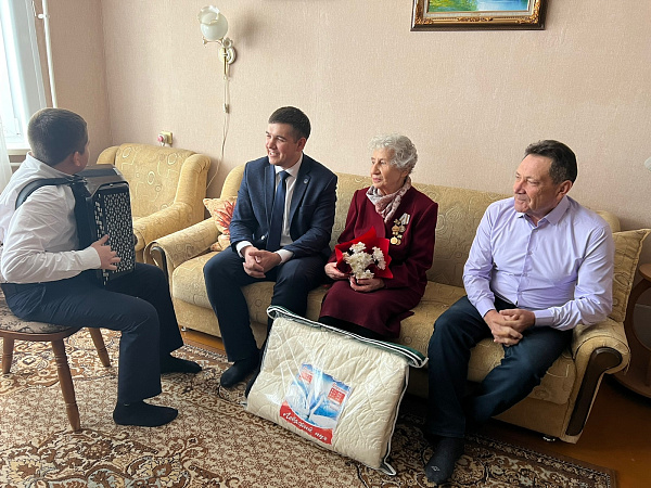 Челнинцы поздравляют блокадников с днем освобождения от фашистов