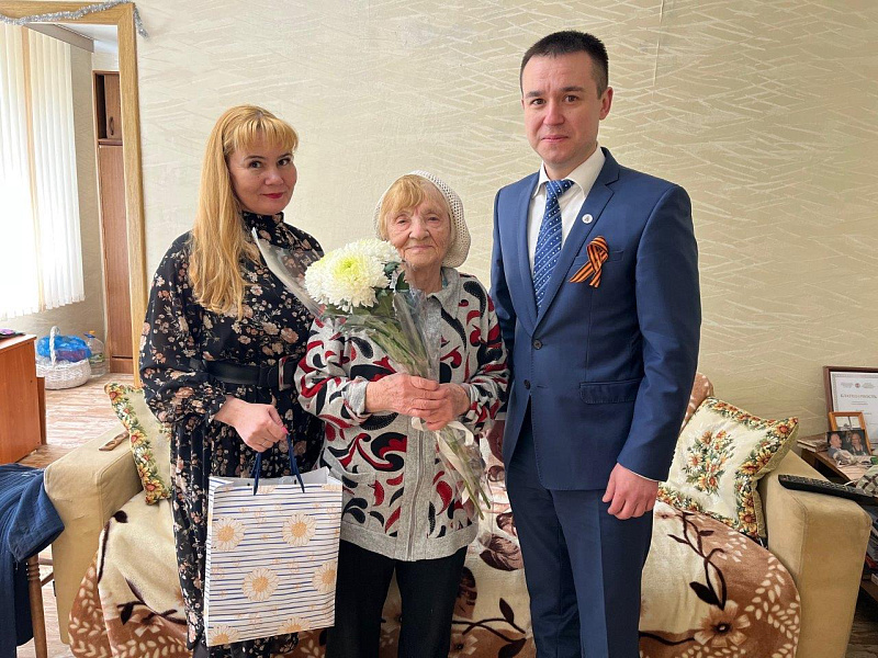 Тружениц тыла поздравили с наступающим Днем Победы