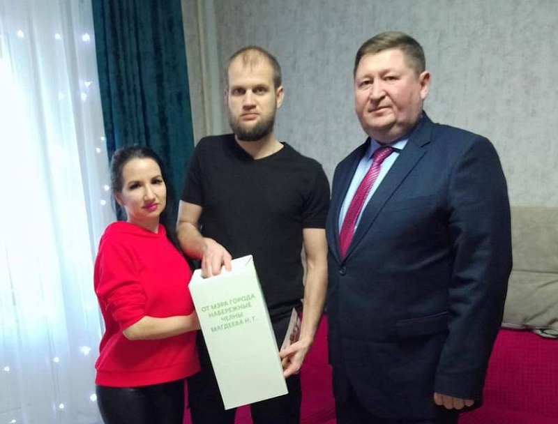 Подарки от мэра города вручены 2 260 семьям военнослужащих