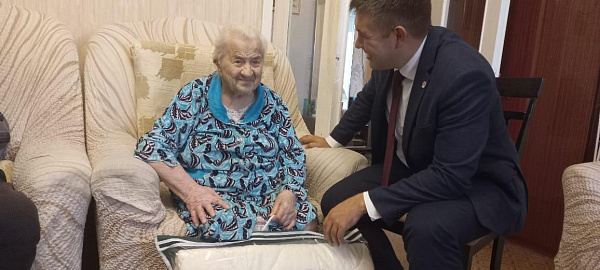 Чаллының 104 яшьлек ветеранына бүләкләр тапшырдылар