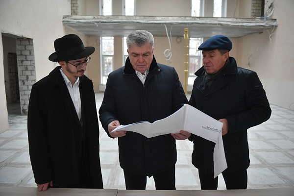 Синагога төзелеше белән Наил Мәһдиев танышты