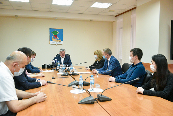 Наил Мәһдиев шәһәребез табибларына фатир ачкычлары тапшырды