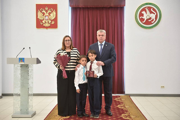Махсус хәрби операциядә һәлак булган хәрбиләрнең туганнарына батырлык орденнары тапшырдылар