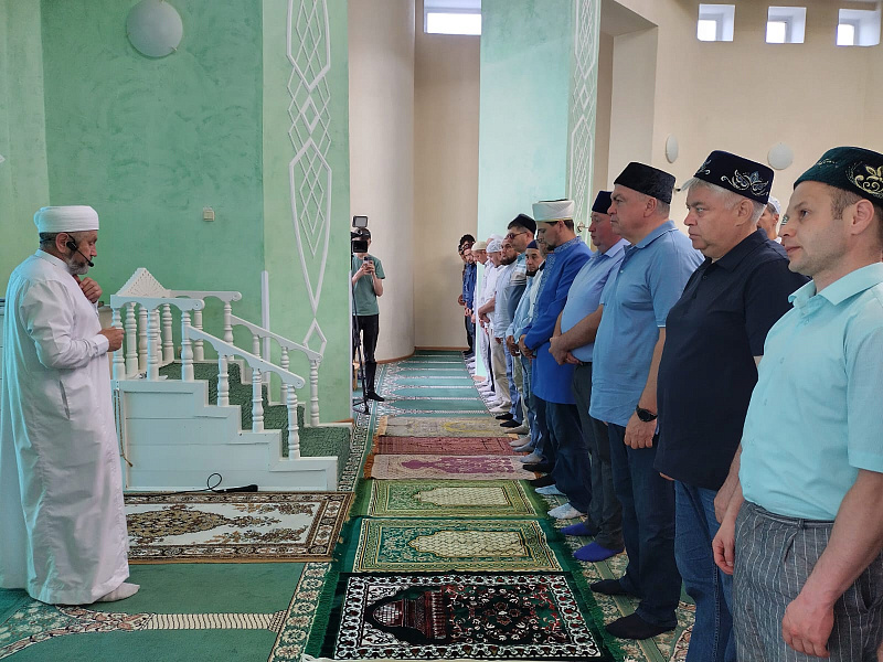 Наиль Магдеев посетил утреннюю молитву и место жертвоприношения