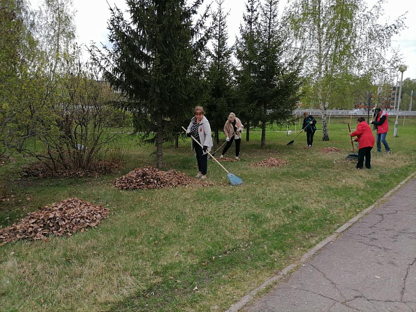 В Набережных Челнах высажено более трех тысяч зеленых насаждений