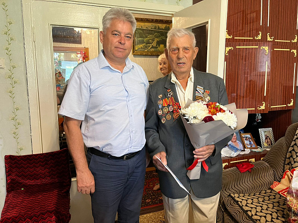 Участник Великой Отечественной войны принимает поздравления с юбилеем