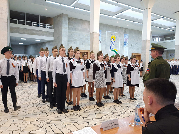 Яр Чаллы мәктәпләре Җиңү көне уңаеннан строй һәм җыр конкурсында катнашты