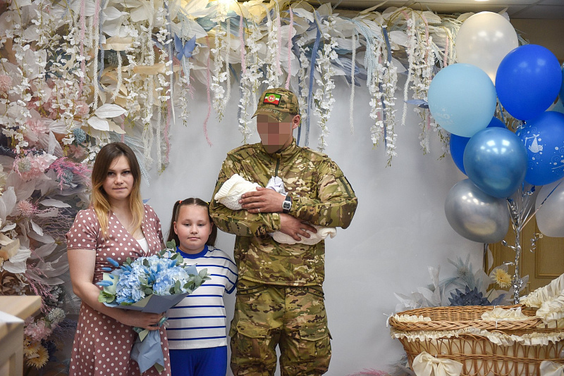 Фарид Салахов поздравил военнослужащего с рождением наследника