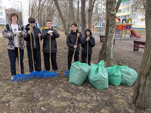 Челнинские школьники принимают участие в уборке общественных пространств