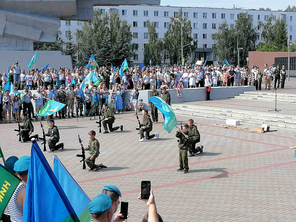 В Набережных Челнах отмечают День воздушно-десантных войск