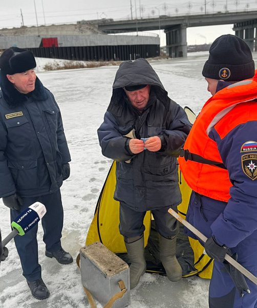 Инспекторы ГИМС предупреждают: выход на лед водоемов опасен