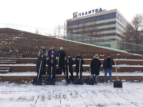 Чаллы студентлары урам җыештыручыларга кар көрәргә булыша