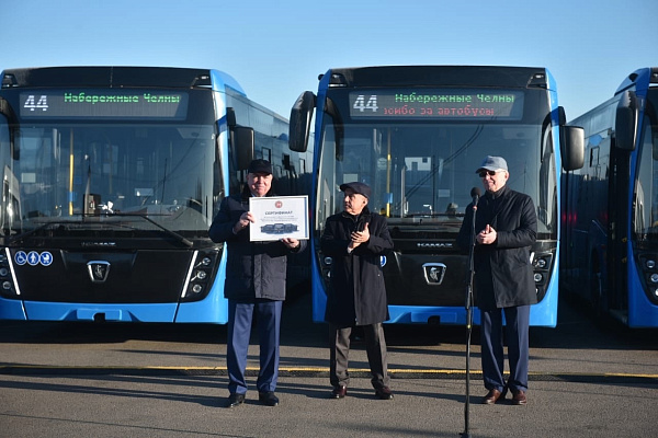 Рустам Минниханов передал Набережным Челнам 44 новых автобуса