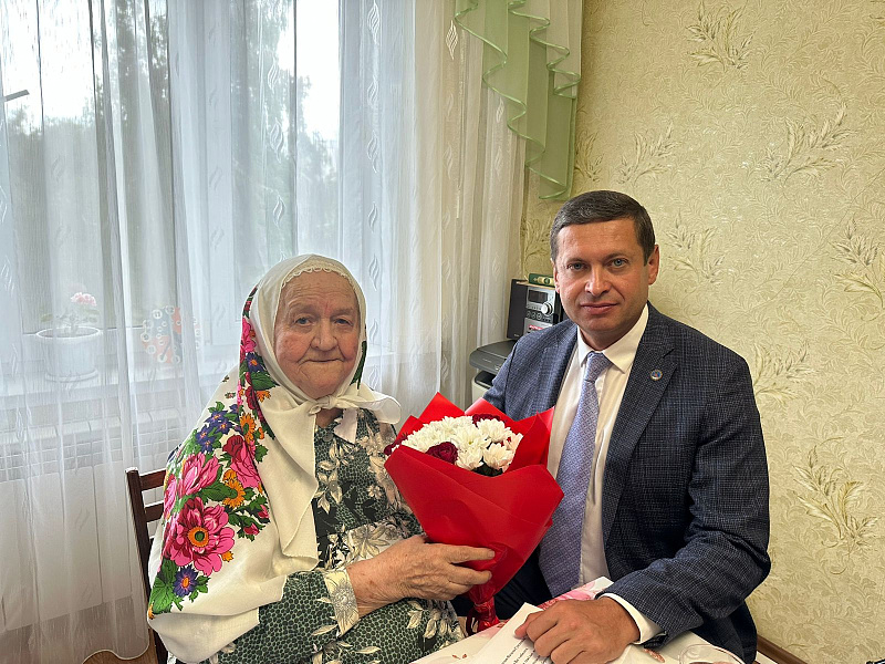 10 внуков и 20 правнуков: с 95-летием челнинку поздравил глава района Эдуард Фаттахов