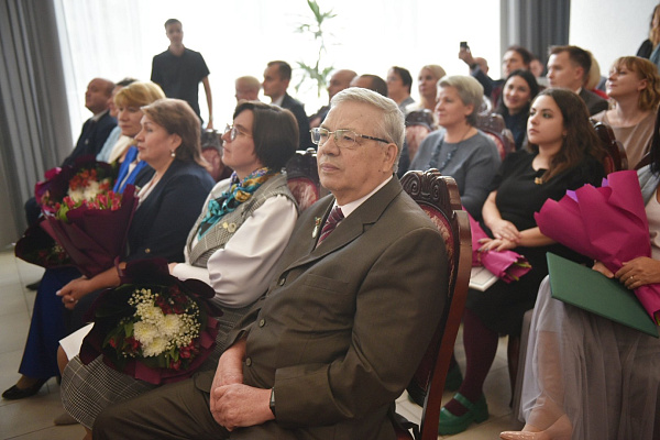 Наил Мәһдиев мәгариф тармагының иң яхшы хезмәткәрләрен бүләкләде