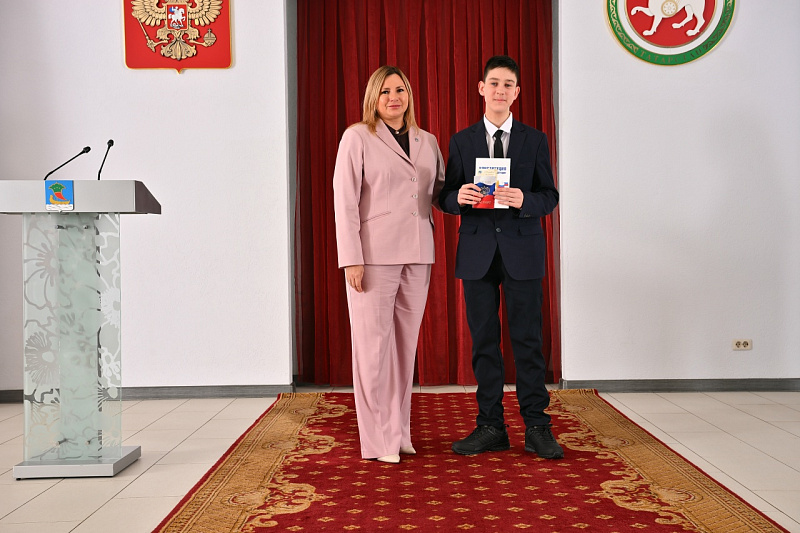 Ирина Сагидуллина вручила паспорта юным челнинцам