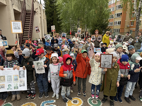 Юные челнинцы участвуют в акции «Бессмертный полк»
