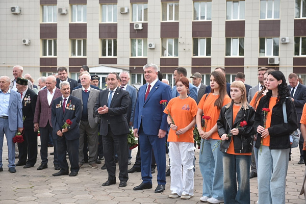 Төзүчеләр көнендә Чаллыда Евгений Батенчук һәйкәленә чәчәкләр салдылар