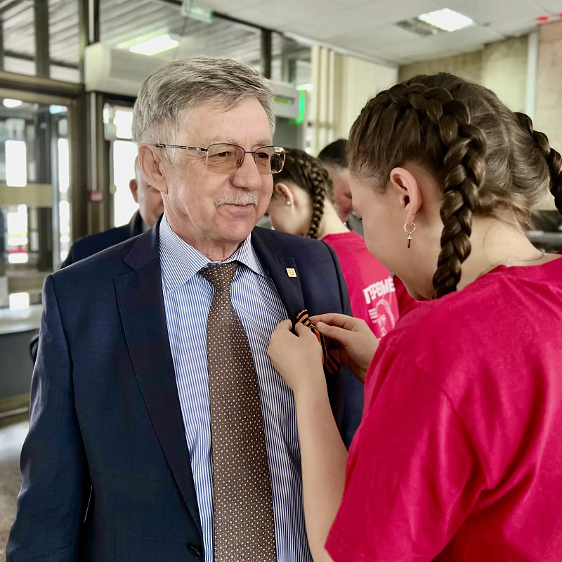 Сотрудники Исполнительного комитета присоединились к акции «Георгиевская ленточка»