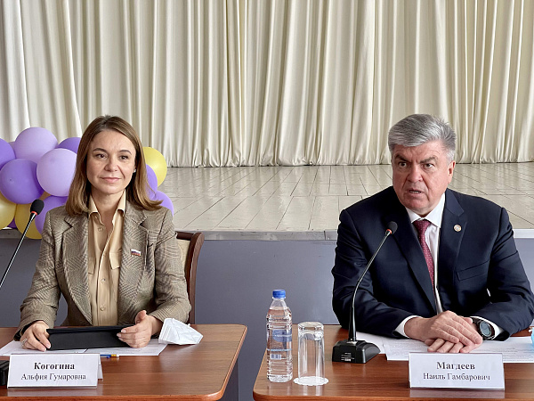 Наиль Магдеев и Альфия Когогина встретились с активом города