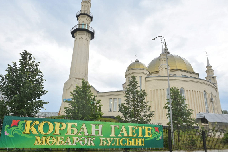 Наиль Магдеев посетил утреннюю молитву и место жертвоприношения