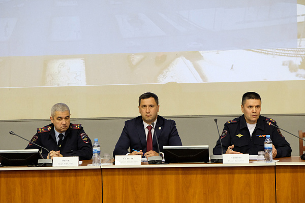 Дорожники и ГИБДД просят не парковаться на дорогах