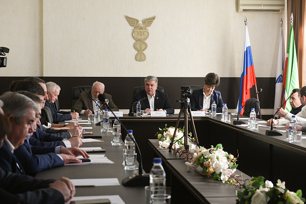 Наил Мәһдиев азык-төлек һәм эшкәртү тармагы вәкилләре белән очрашты