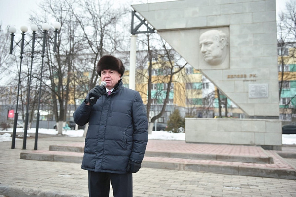 Наиль Магдеев возложил цветы к барельефу Раиса Беляева