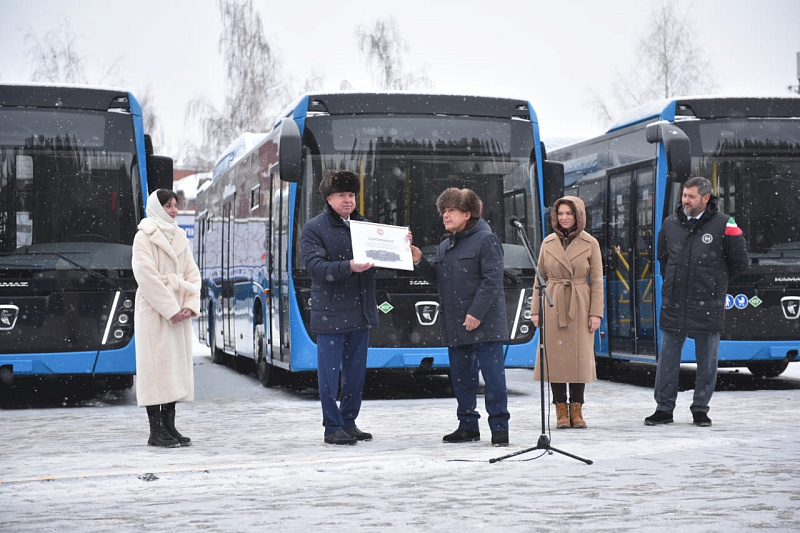 Рустам Минниханов передал новые автобусы большой вместимости Челнам