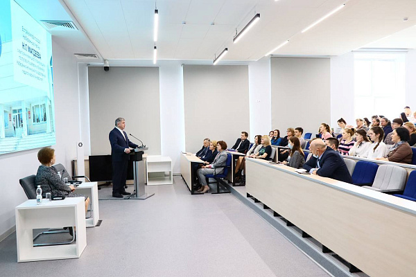 Наил Мәһдиев Яр Чаллы дәүләт педагогика университеты абитуриентлары һәм чыгарылыш курс студентлары белән очрашты
