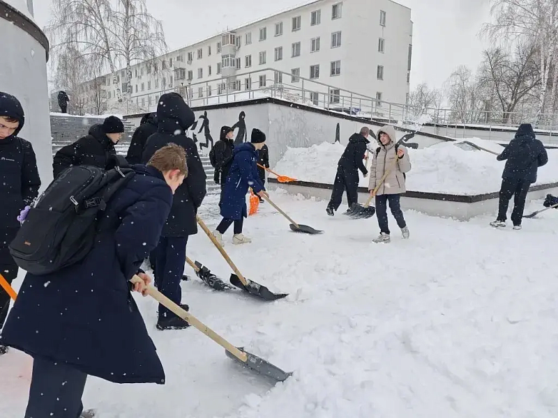 «Снежный десант» трудится на общественных пространствах города