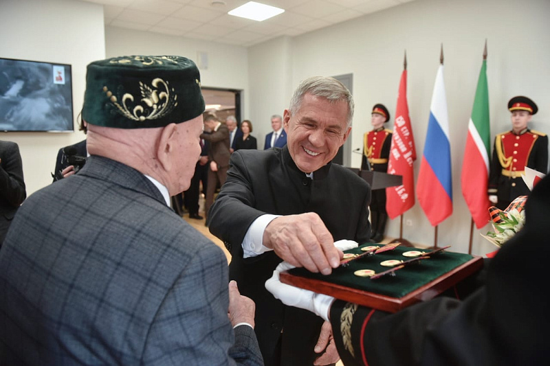 Рустам Минниханов вручил ветеранам юбилейные медали «80 лет победы в ВОВ»