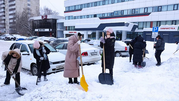 Студентлар шәһәрне кардан чистартырга булыша