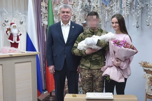 Чаллы хакиме хәрби хезмәткәрнең улын каршы алды
