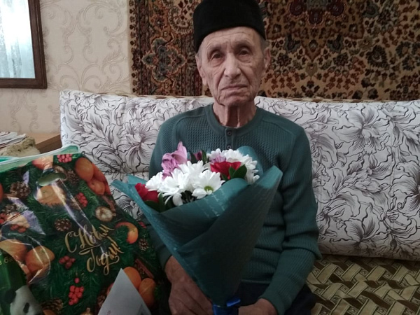 Тыл хезмәтчәне 90 яшьлек юбилеен билгеләп үтә