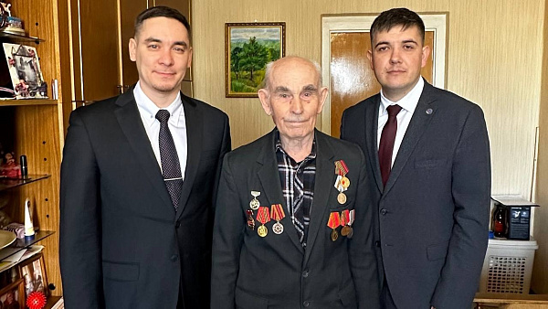 В Челнах продолжается вручение медалей ветеранам в честь 80-летия Победы