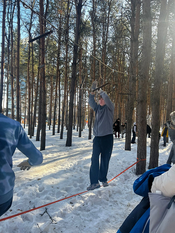 Подростки проходят полосу препятствий