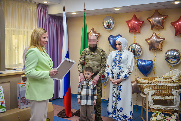 Хәрби хезмәткәр хатынын бала тудыру йортыннан каршы алды